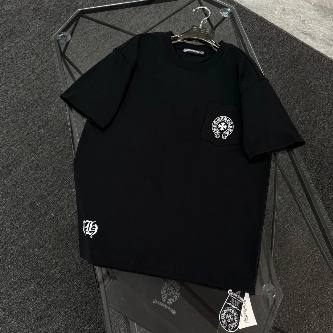P170 Chrome Hearts 25 high-end versions. The fabric is made of 300 grams of high-density pure cotton. It does not deform or shrink. It has three labels. It is the same style for men and women. Technology: suede foaming + digital printing. Color: white, black. SIZE: S-XL.